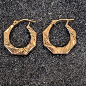 Lovely 14 k Gold Hoop Earrings.
.85 grams
